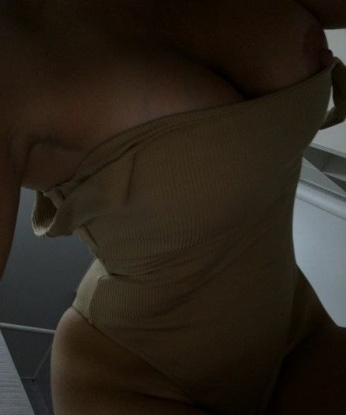 Встретимся в Москве и окунемся в мир незабываемого удовольствия. Обладаю опытом и знаю, как доставить настоящее удовольствие своим умелым прикосновением. Мои услуги позволяют тебе полностью расслабиться и уйти от повседневных забот. Ты будешь в плену страсти и желания, а я сделаю все возможное, чтобы ты остался доволен. У меня есть фото и положительные отзывы, которые сам подтверждают мою незабываемую красоту и нежность. Так что, не сомневайся, забронируй встречу и позволь мне удовлетворить твои самые сокровенные желания. Жду тебя в Москве! 💋🔥 615, 44 года